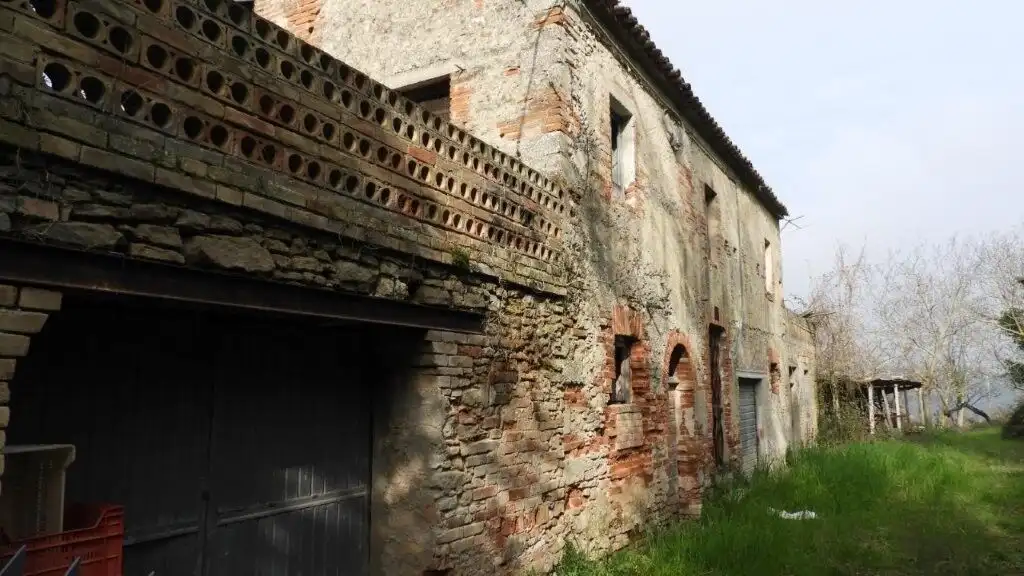 Rustic farmhouse with renovation potential in Campofilone, Fermo, Marche region. Ideal for countrysi.