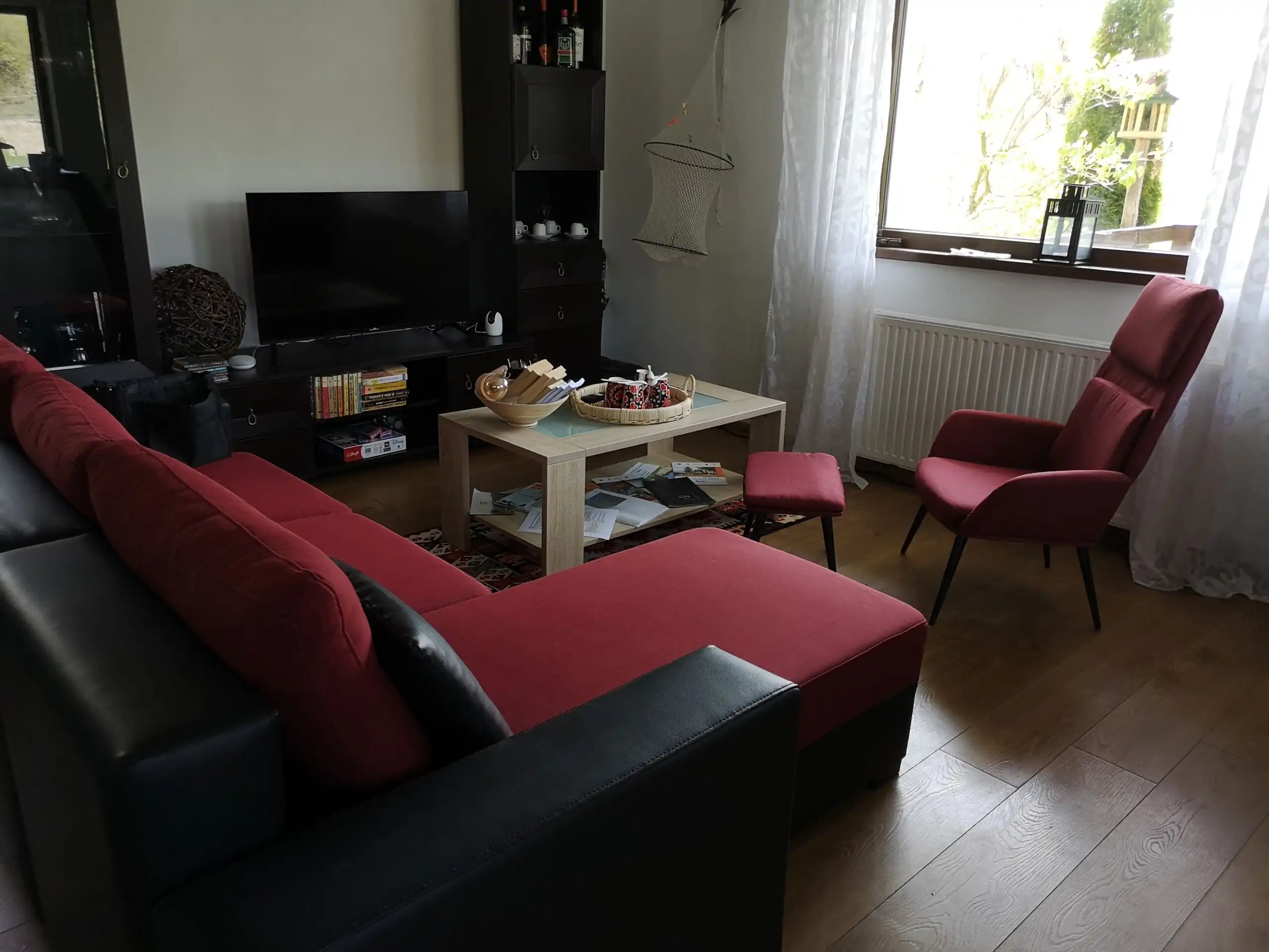 Interior of a living room with red and black furniture in Bicaz property.