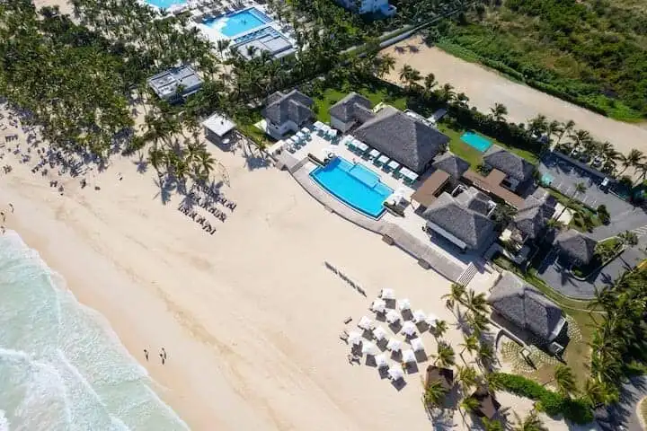 Elegant 2-bedroom apartment in Cana Rock STAR with ocean views.