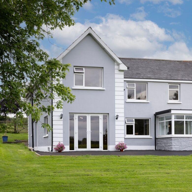 Beautiful white 6-bedroom house with spacious garden in Cosbystown, Enniskillen, County Fermanagh.