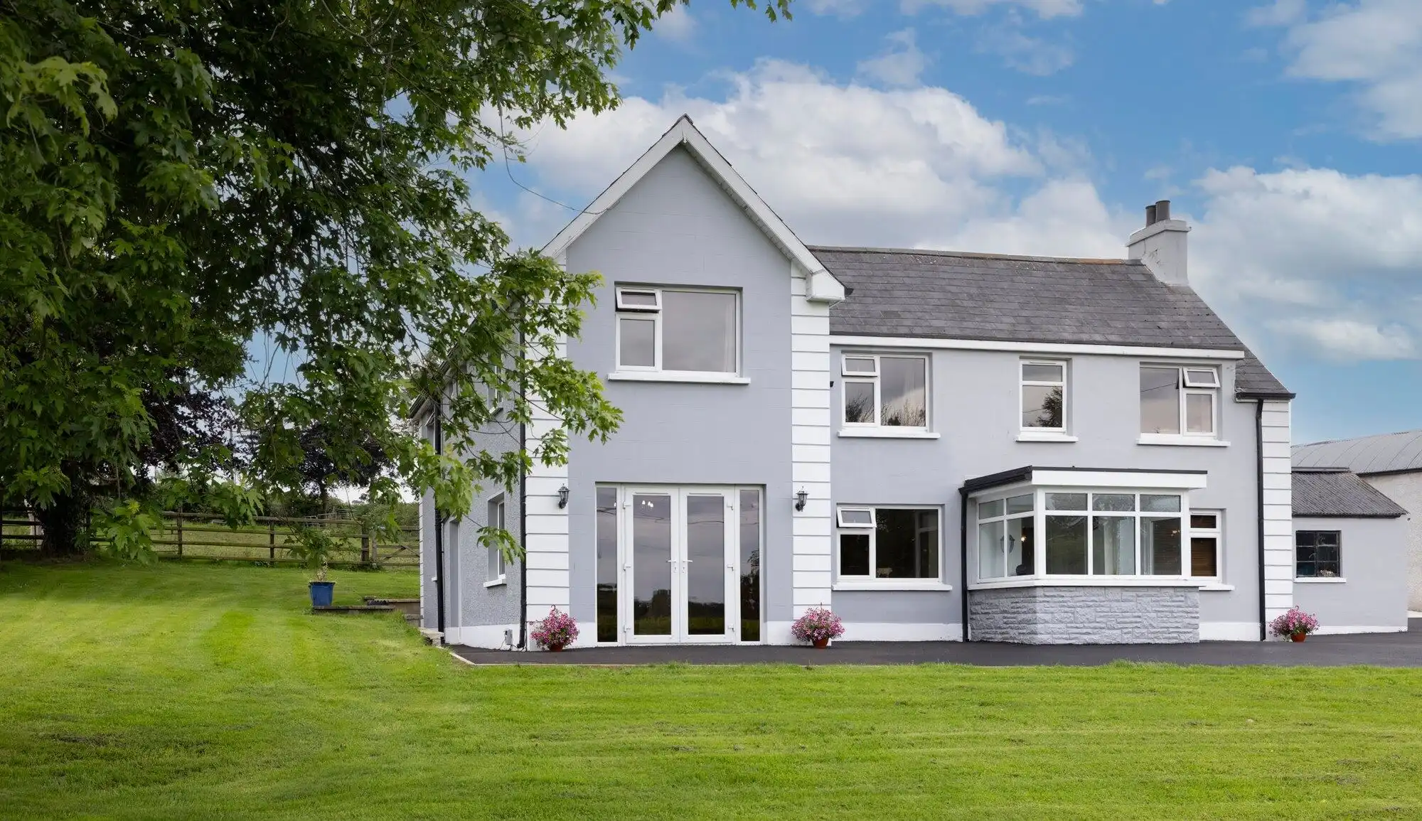Beautiful white 6-bedroom house with spacious garden in Cosbystown, Enniskillen, County Fermanagh.