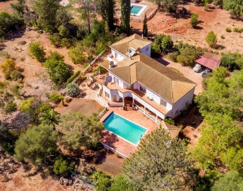 Spacious Algarve country estate with pool, gardens, and guest annexe.