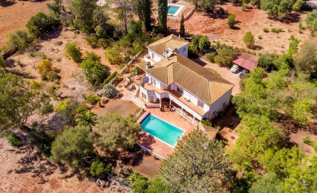 Spacious Algarve country estate with pool, gardens, and guest annexe.
