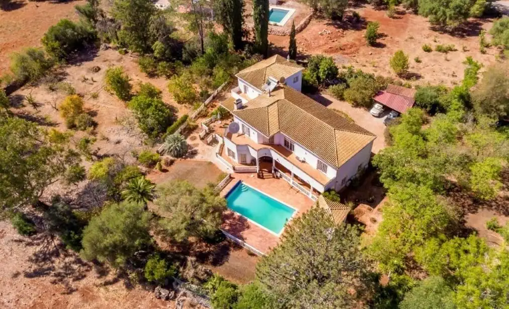 Luxury 5 Bed Country Estate & Annexe Spacious Algarve country estate with pool, gardens, and guest annexe.