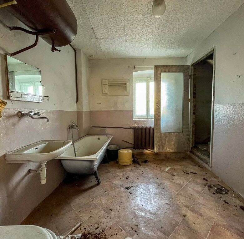 Large estate with 11 bedrooms available for redevelopment in Lubiechowa, offering potential for reno.