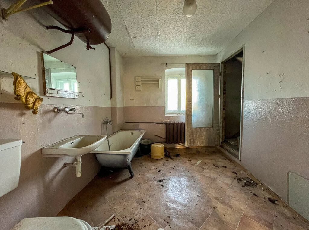 Large estate with 11 bedrooms available for redevelopment in Lubiechowa, offering potential for reno.