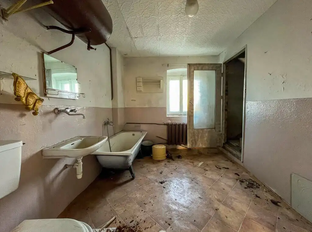 Large estate with 11 bedrooms available for redevelopment in Lubiechowa, offering potential for reno.