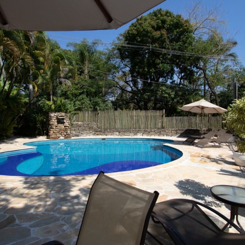 Boutique hotel with pool and lush garden in Ilhabela, ideal for sale or investment. Perfect for hosp.