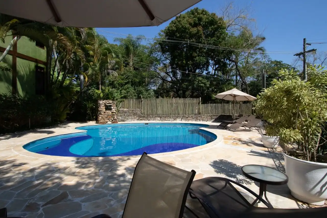 Boutique hotel with pool and lush garden in Ilhabela, ideal for sale or investment. Perfect for hosp.