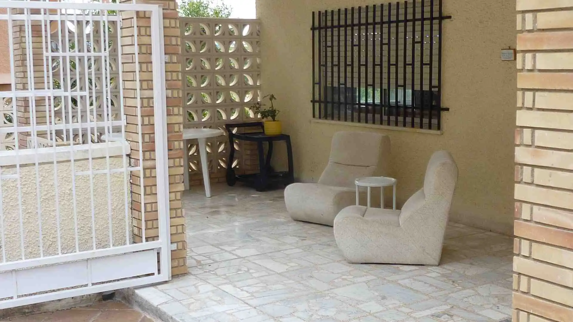 Outdoor seating area with modern chairs in a Valencia villa.