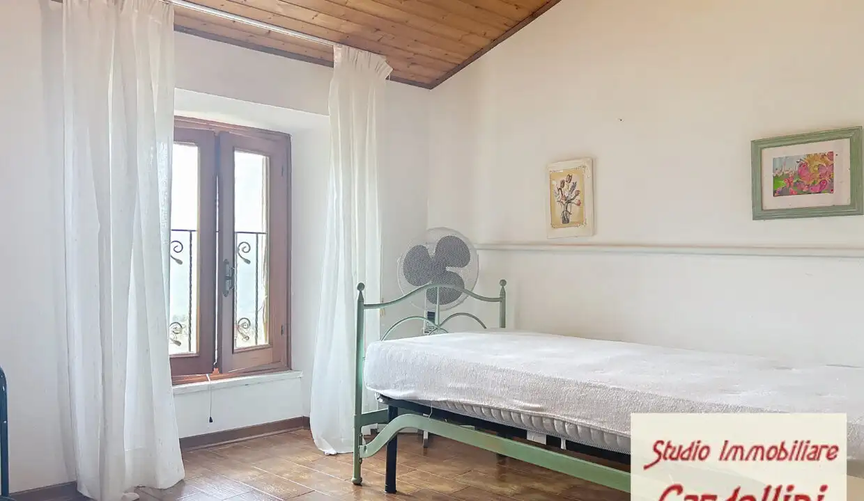 Elegant 4-bedroom house for sale in Fivizzano, Tuscany, featuring charming interiors and scenic surr.