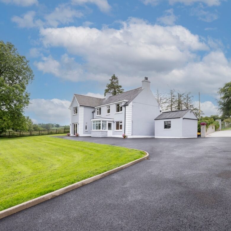 Beautiful white 6-bedroom house with spacious garden in Cosbystown, Enniskillen, County Fermanagh. P.