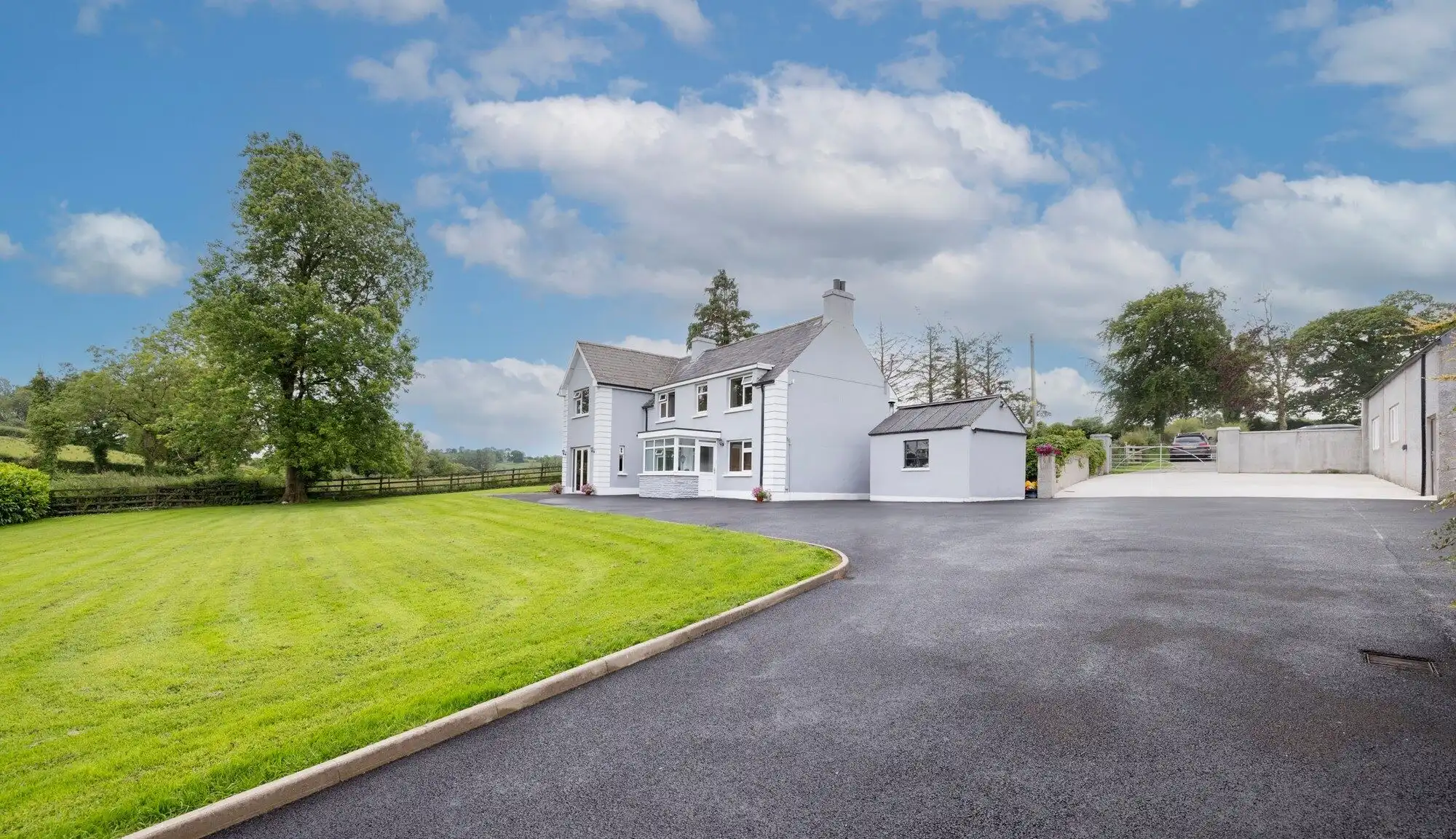 Beautiful white 6-bedroom house with spacious garden in Cosbystown, Enniskillen, County Fermanagh. P.