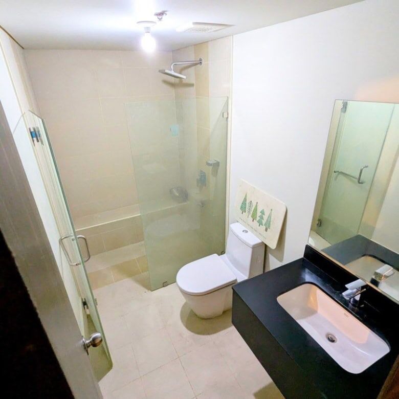 Cozy 1-bedroom apartment with contemporary bathroom and sleek black vanity in Kroma Tower, Manila.