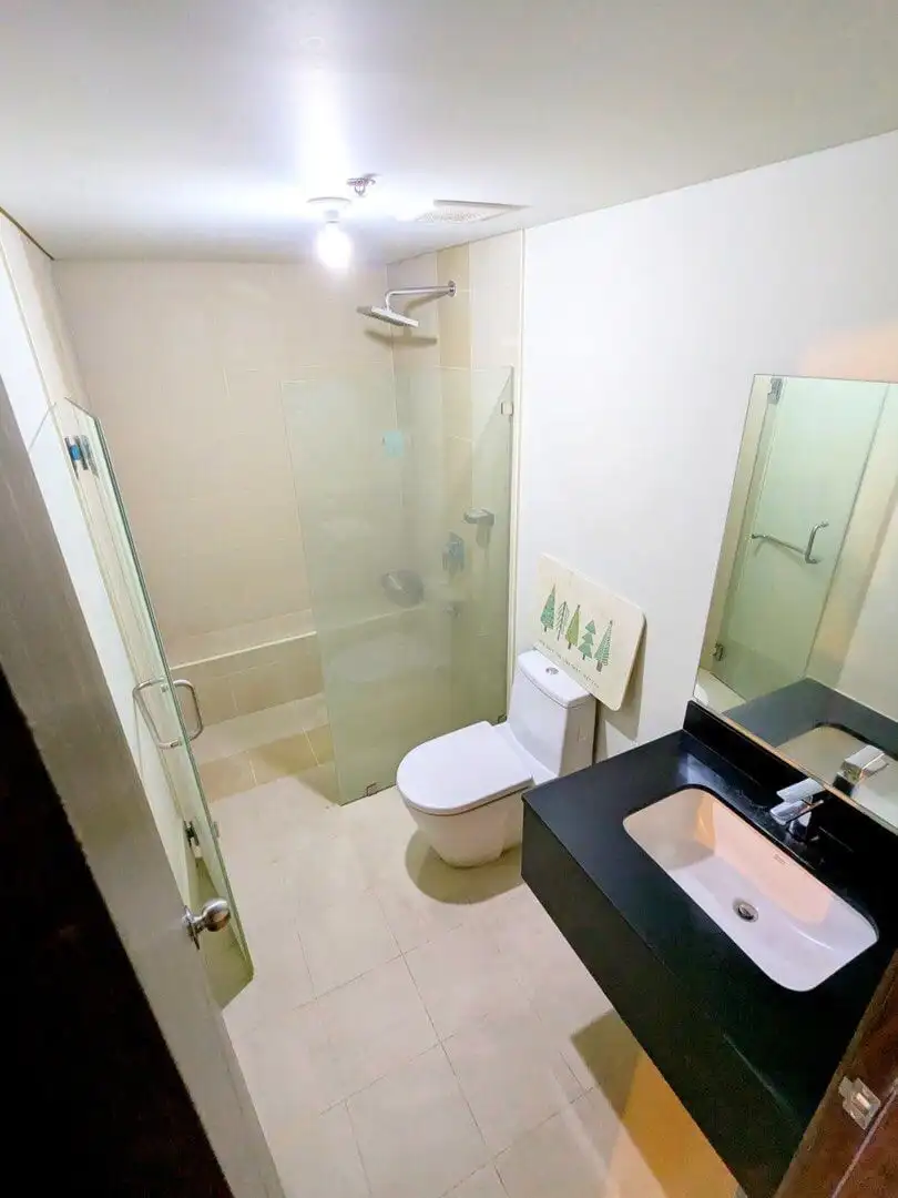 Cozy 1-bedroom apartment with contemporary bathroom and sleek black vanity in Kroma Tower, Manila.