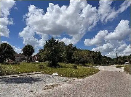 Beautiful land plot for sale in Orlando, Florida, perfect for development or investment opportunitie.
