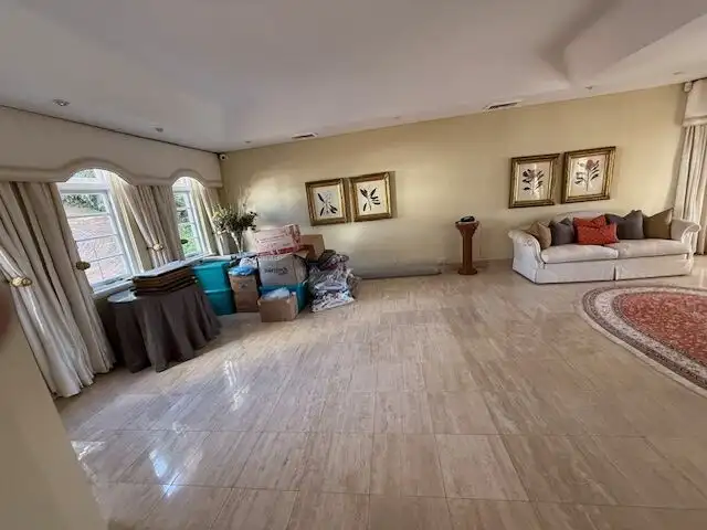 Villa for sale in Morning Side Durban with 5 bedrooms and spacious living areas. Perfect for luxury.