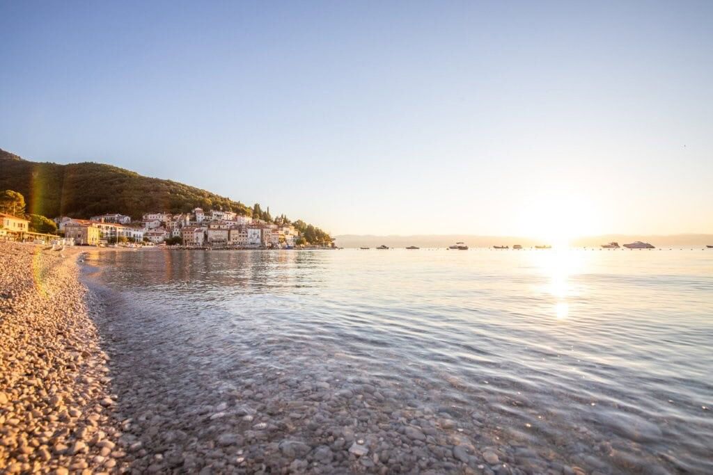 Luxury 2 Bed Villa in Skrinjari Istria Scenic view of Skrinjari beach in Istria with calm waters and pebble shoreline.