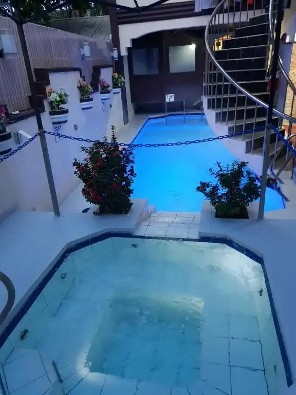 Luxury hotel pool with hot tub at Martin Family Resort in Cavite.