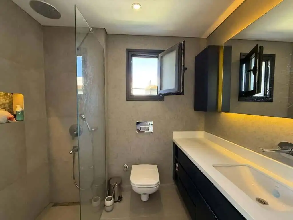 Modern 2-bedroom apartment with sea views in Yalıkavak Bodrum. Perfect for luxury living or holiday.