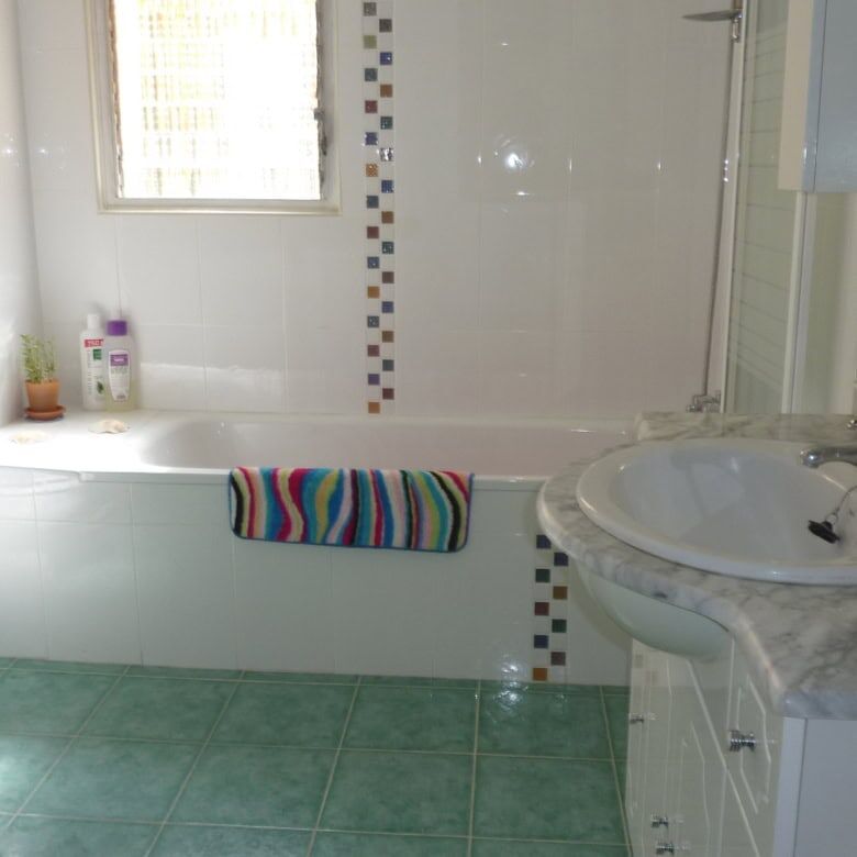 Elegant bathroom featuring a bathtub, marble sink, and contemporary design in Valencia.