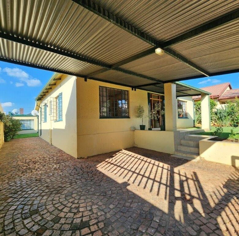 Beautiful 4-bedroom house for sale in Albertville, Johannesburg South, with spacious outdoor area an.