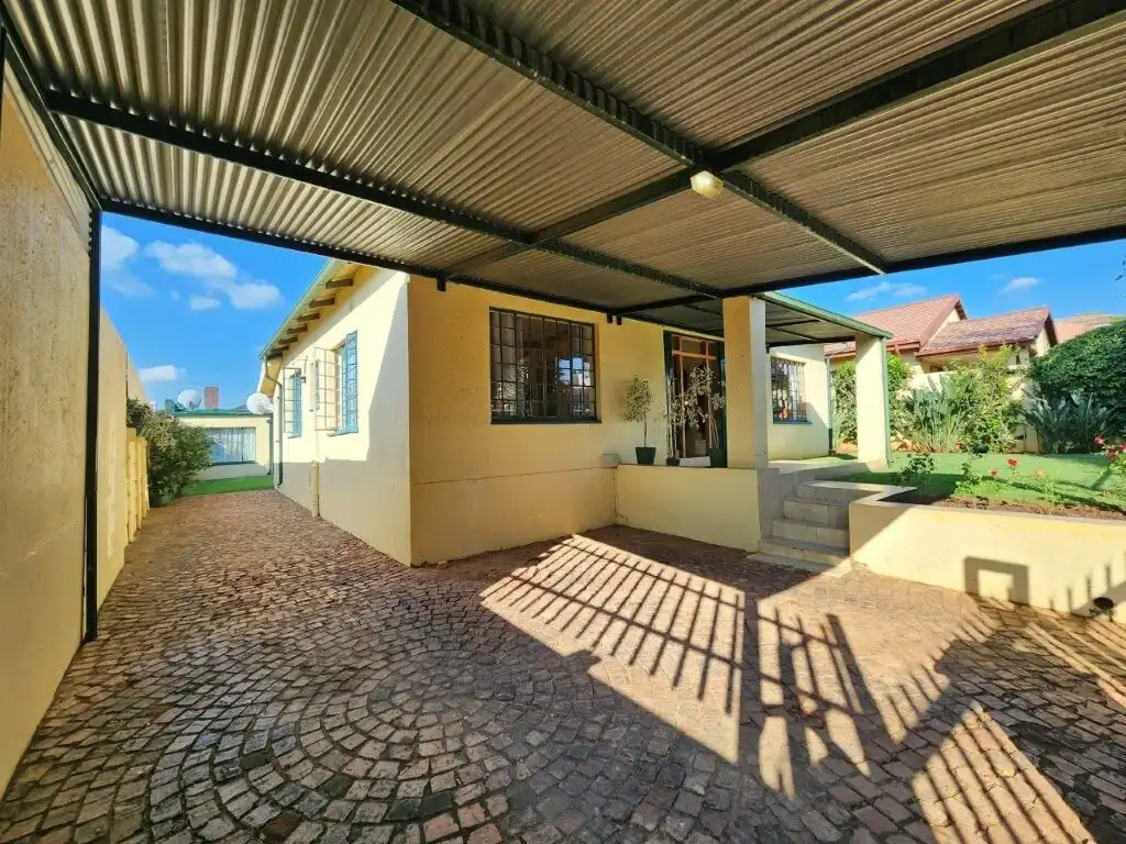 Beautiful 4-bedroom house for sale in Albertville, Johannesburg South, with spacious outdoor area an.
