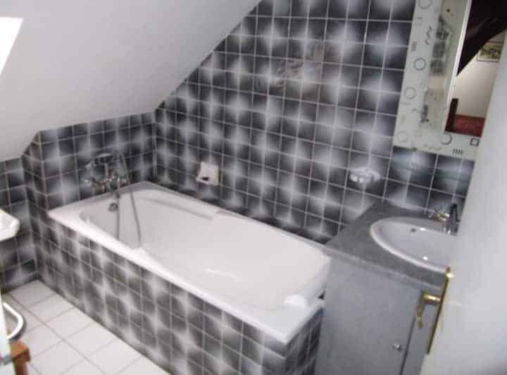 Modern bathroom with black and white checkered tiles in a spacious 9-bedroom house in Sorrus.
