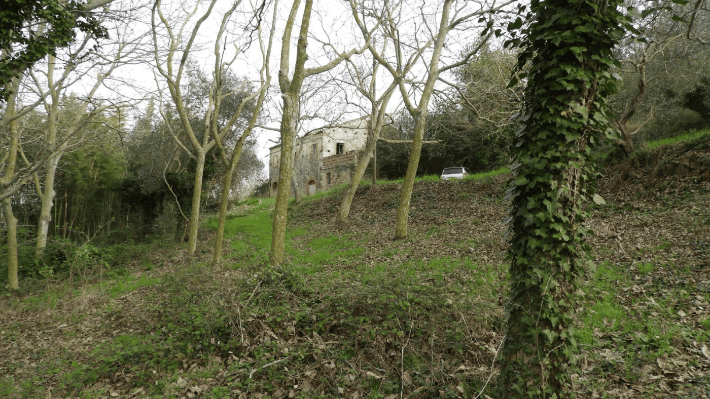 Farmhouse for Renovation in Campofilone, Marche Farmhouse for renovation with scenic countryside views in Campofilone, Fermo, Marche.