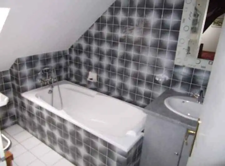 Modern bathroom with black and white checkered tiles in a spacious 9-bedroom house in Sorrus.