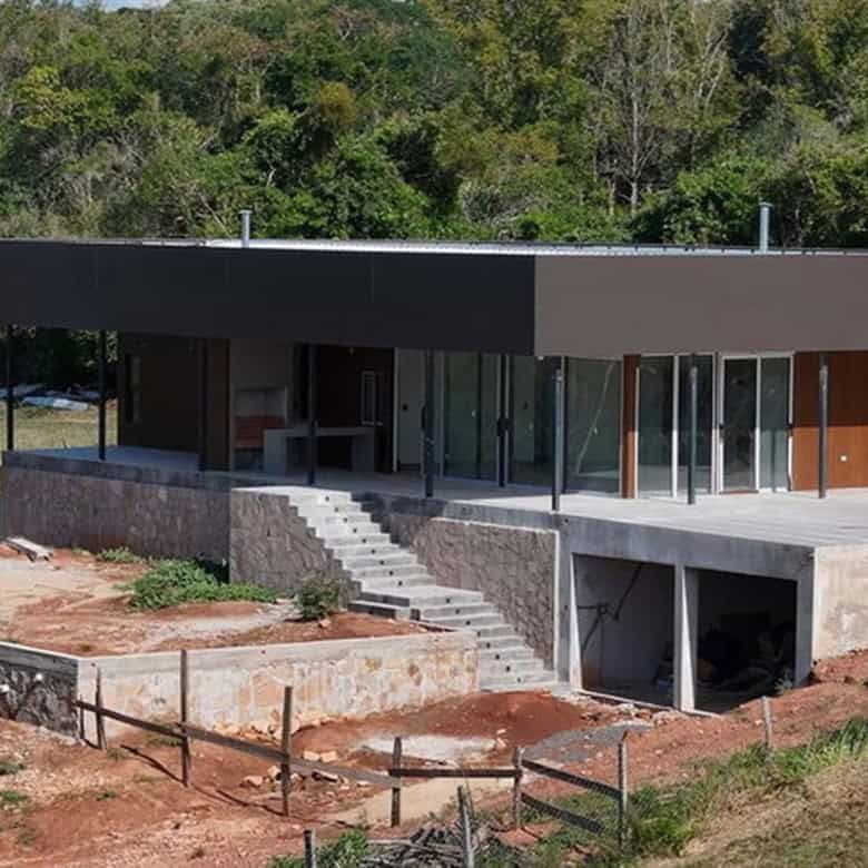 Build vacation villa with pool in Paraguay.