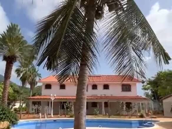 Beautiful house with swimming pool and tropical surroundings in Margarita Island. Ideal for vacation.