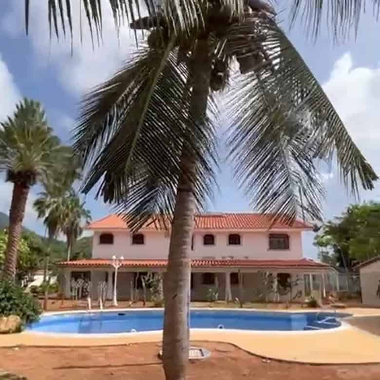 Beautiful house with swimming pool and tropical surroundings in Margarita Island. Ideal for vacation.