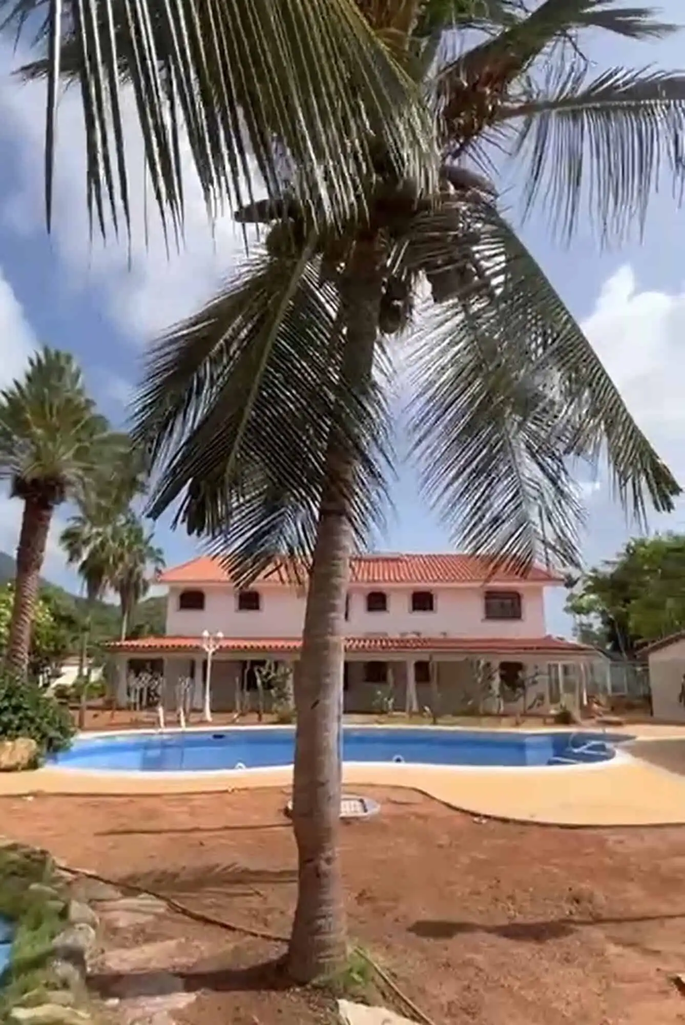 Beautiful house with swimming pool and tropical surroundings in Margarita Island. Ideal for vacation.