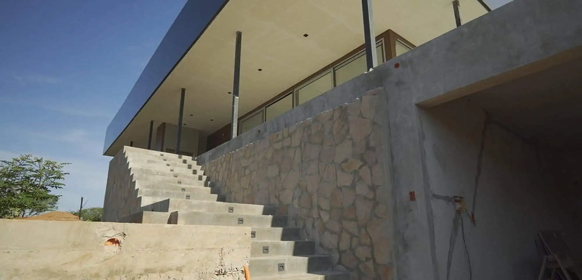 Build vacation villa with outdoor pool in Paraguay.