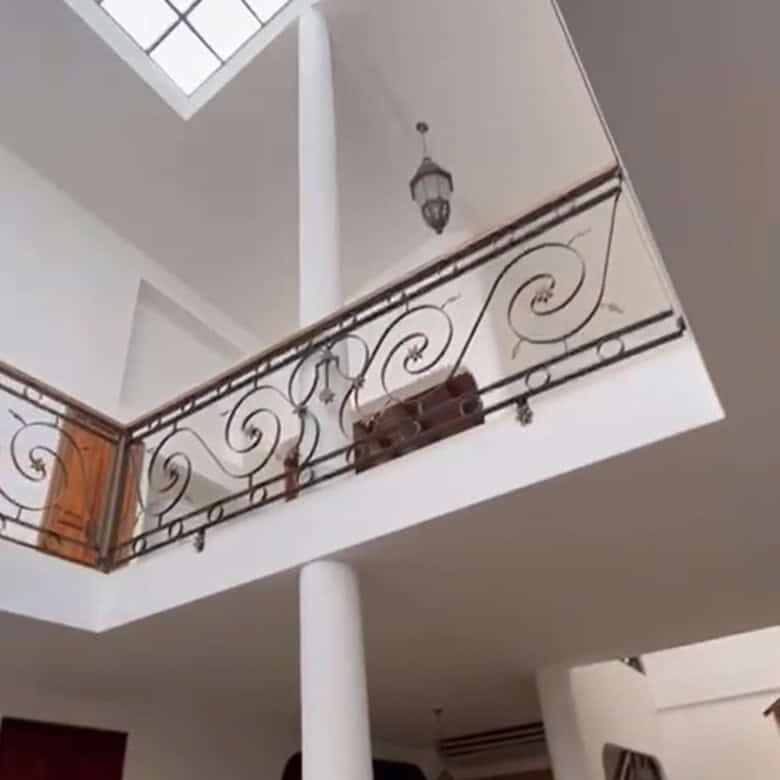 Elegant house with balcony and pool area in Margarita Island, perfect for relaxing and enjoying trop.