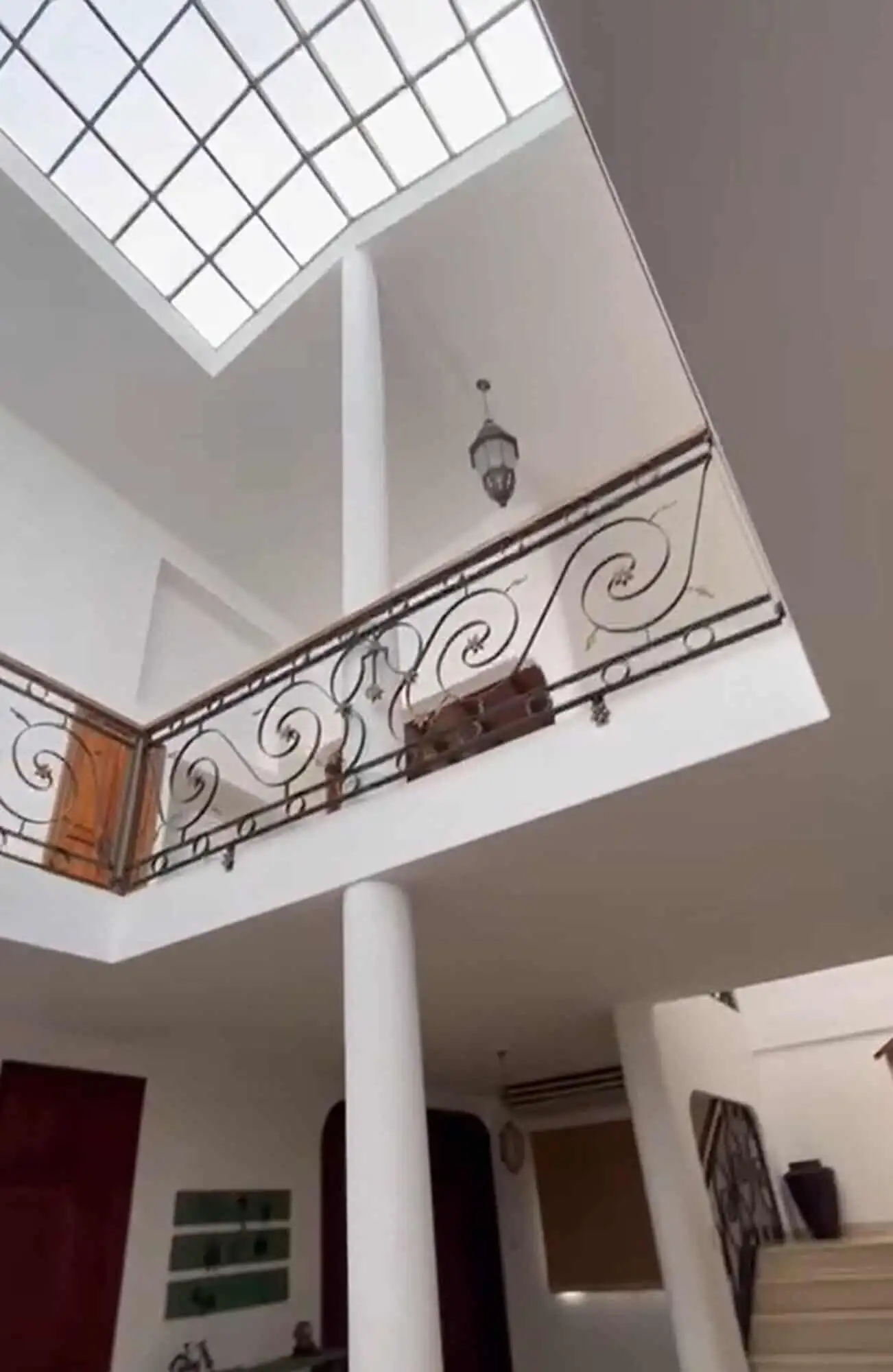 Elegant house with balcony and pool area in Margarita Island, perfect for relaxing and enjoying trop.