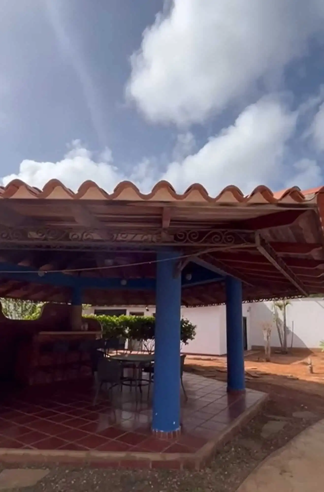 House with pool and shaded outdoor seating area in Margarita Island. Perfect for relaxing and entert.