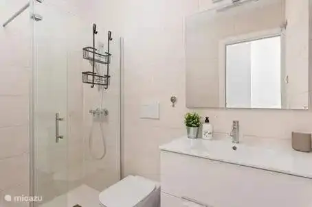 Bright bathroom with walk-in shower in Santiago de la Ribera, Murcia, ideal for a 2-bed apartment fo.