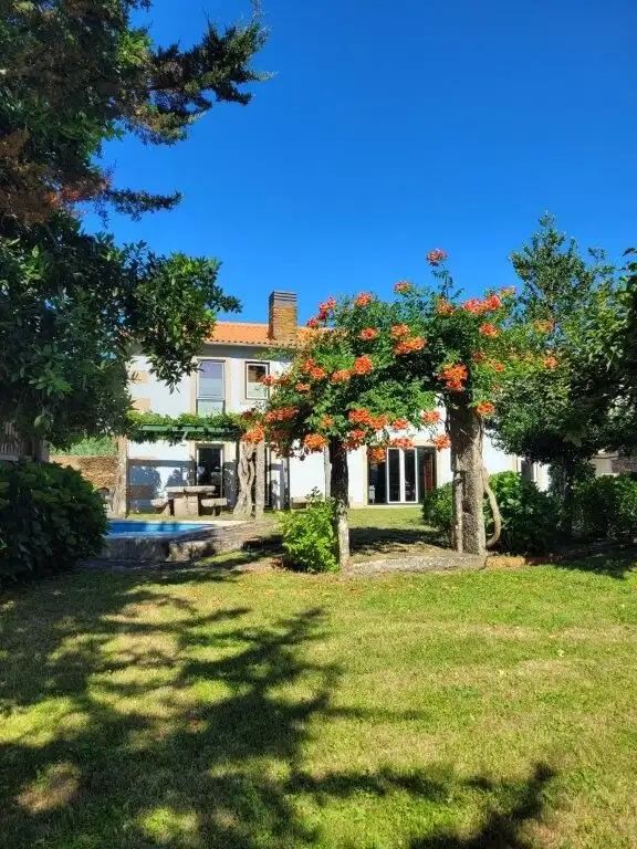Charming country villa with four bedrooms located in Caminha Venade, offering spacious outdoor garde.