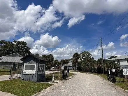 Land plot for sale in Orlando, Florida with development potential.