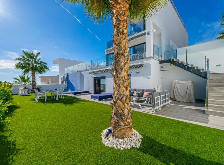 Modern luxury 4-bedroom villa with pool and garden in Finestrat Alicante.