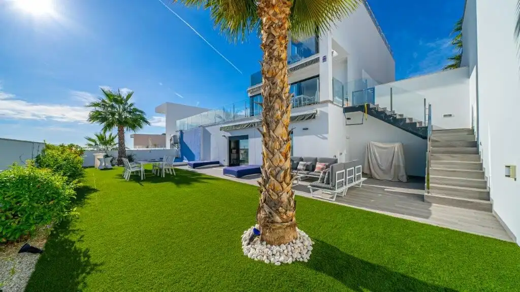 Modern luxury 4-bedroom villa with pool and garden in Finestrat Alicante.