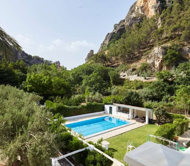 Luxury 7-bed country estate with pool in La Cerradura, Jaen, surrounded by scenic mountains and lush.