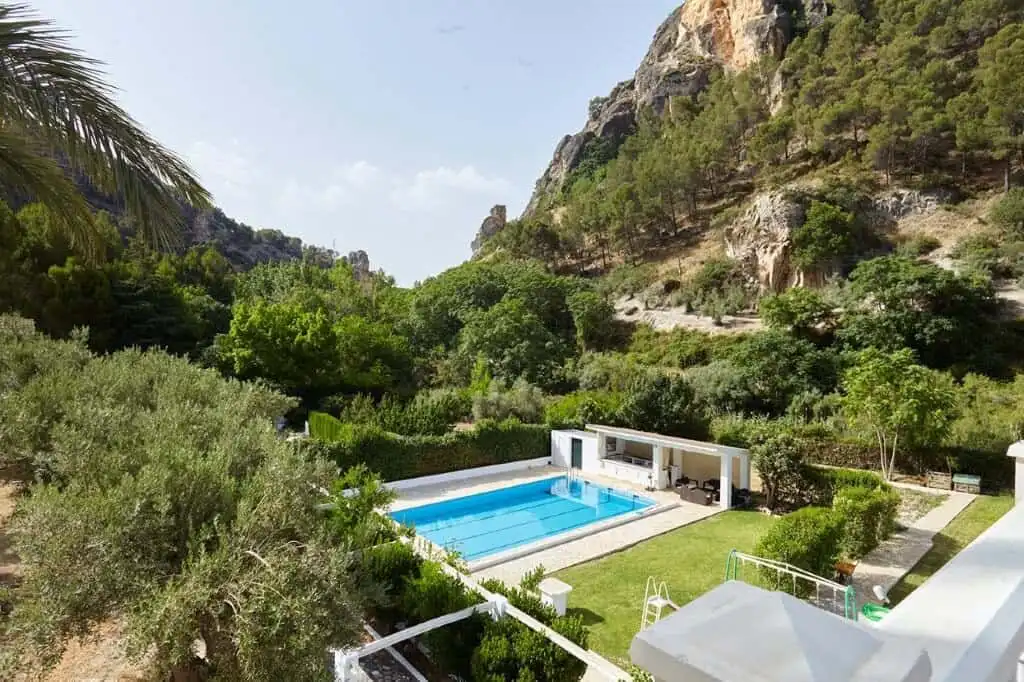 Luxury 7-bed country estate with pool in La Cerradura, Jaen, surrounded by scenic mountains and lush.