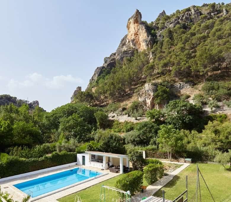 Luxury 7-bed estate with pool in La Cerradura, Jaen, perfect for country living.