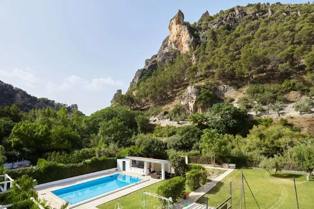 Luxury 7-bed estate with pool in La Cerradura, Jaen, perfect for country living.