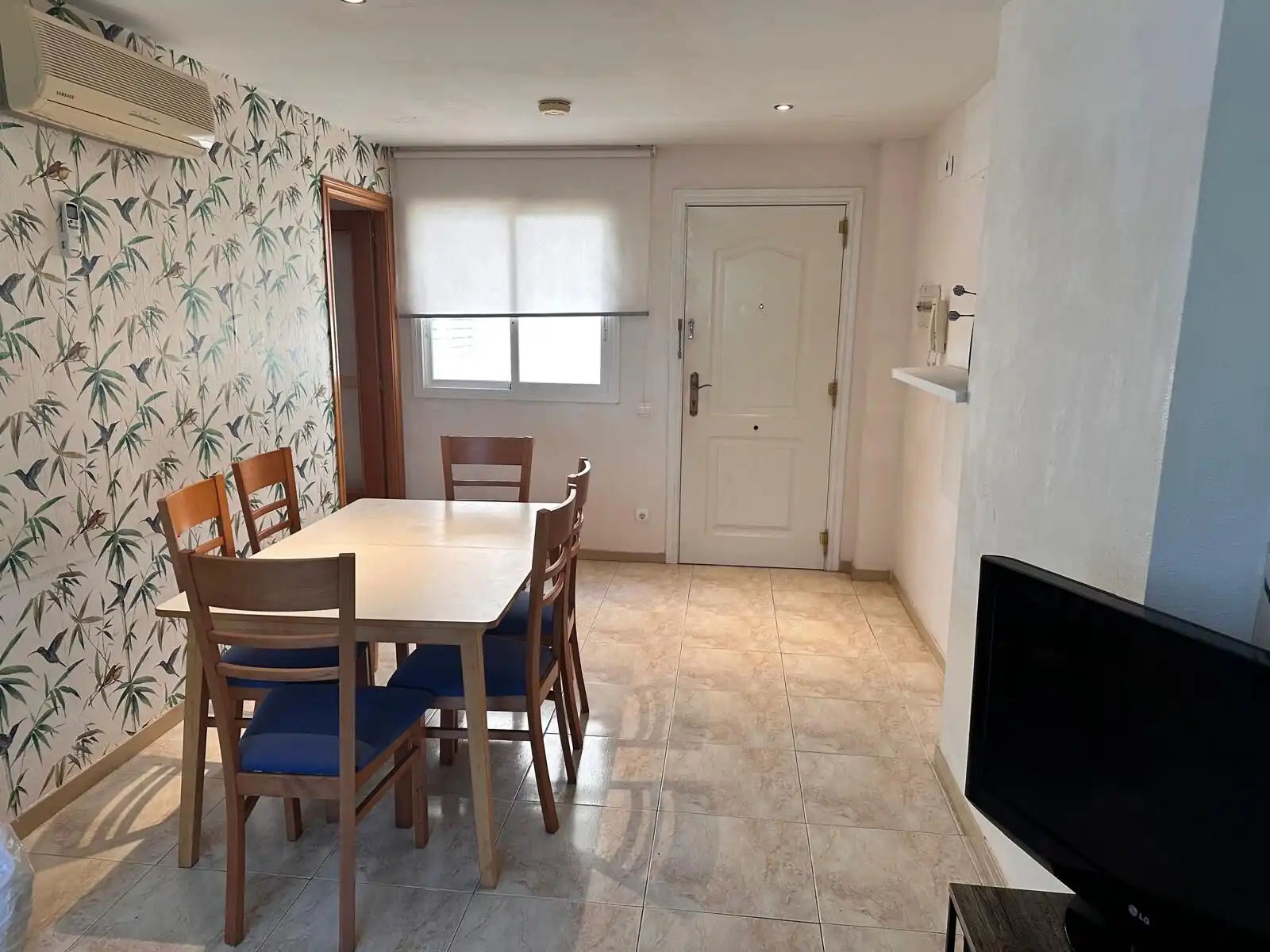 Spacious apartment suitable for 6 to 7 guests, featuring a dining area and modern amenities in a con.