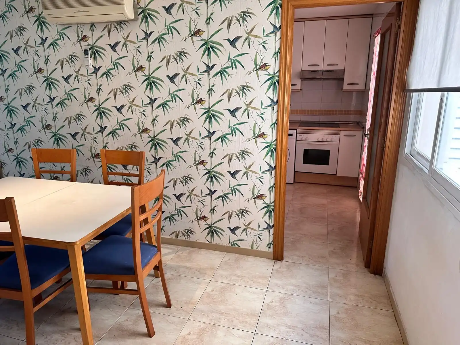 Spacious apartment for 6/7 people with a dining table and kitchen in a bright, welcoming space.