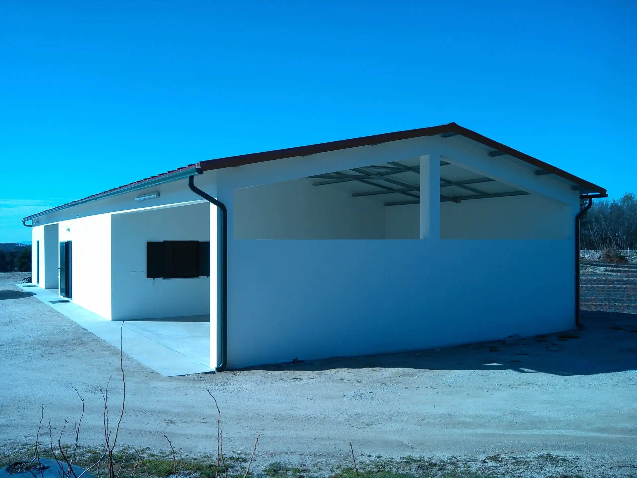 Contemporary white farmhouse with spacious outdoor area in Moimenta da Serra, ideal for rural living.